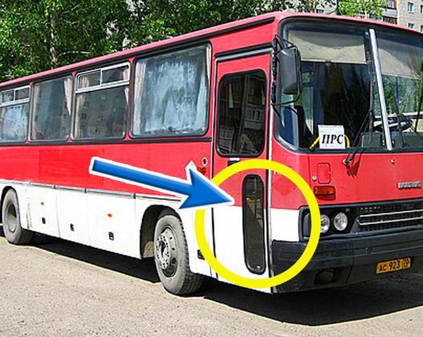 Зачем в «Икарусах» делали окно прямо внизу двери и почему оно встречалось не на всех автобусах?