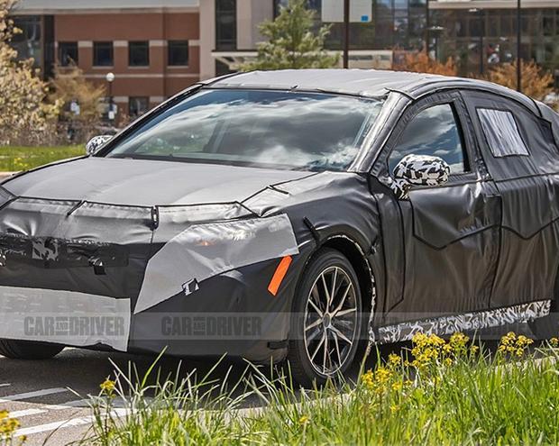 Toyota Camry 2025 обещают новый внешний вид и обновленный интерьер