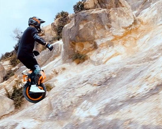 4 кВт и покорение склонов 50 градусов: представлено моноколесо InMotion Adventure