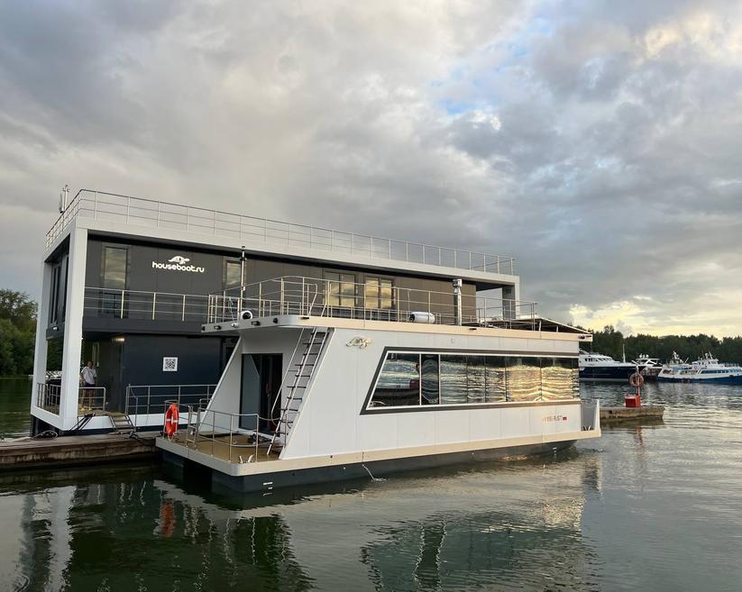Компания Houseboat построила первый российский плавучий электрический дом нового поколения